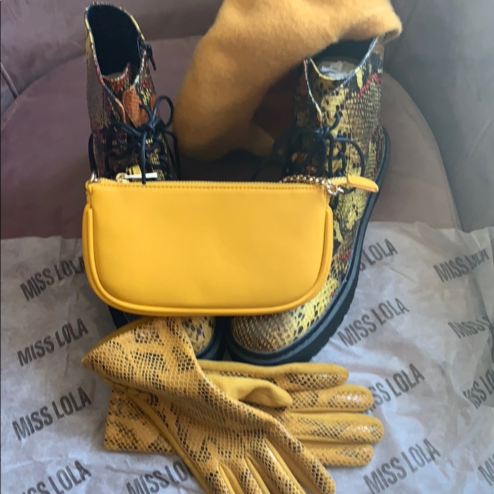 Set: gloves, hand bag. Hat NOT included